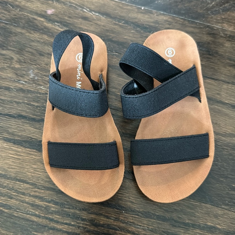 Never worn toddler/baby girls size 6 mini moda strappy summer sandals